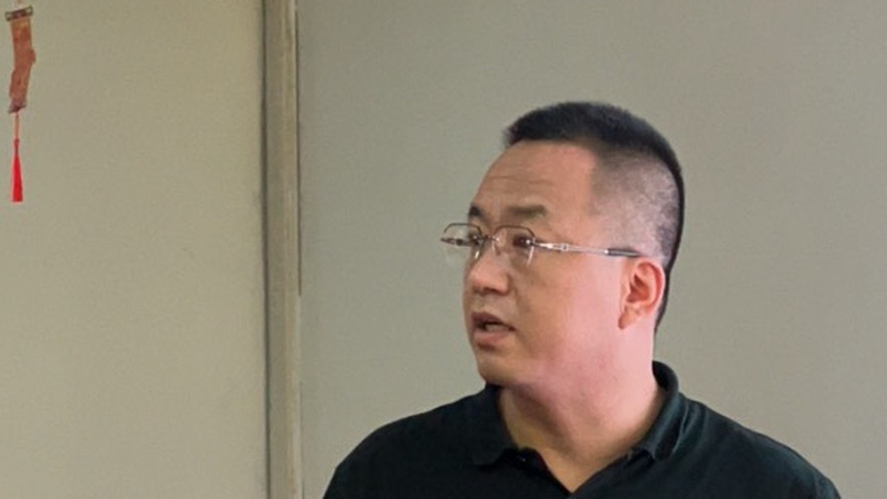 峰哥在培训现场讲解用Facebook产品集市做外贸批发获客