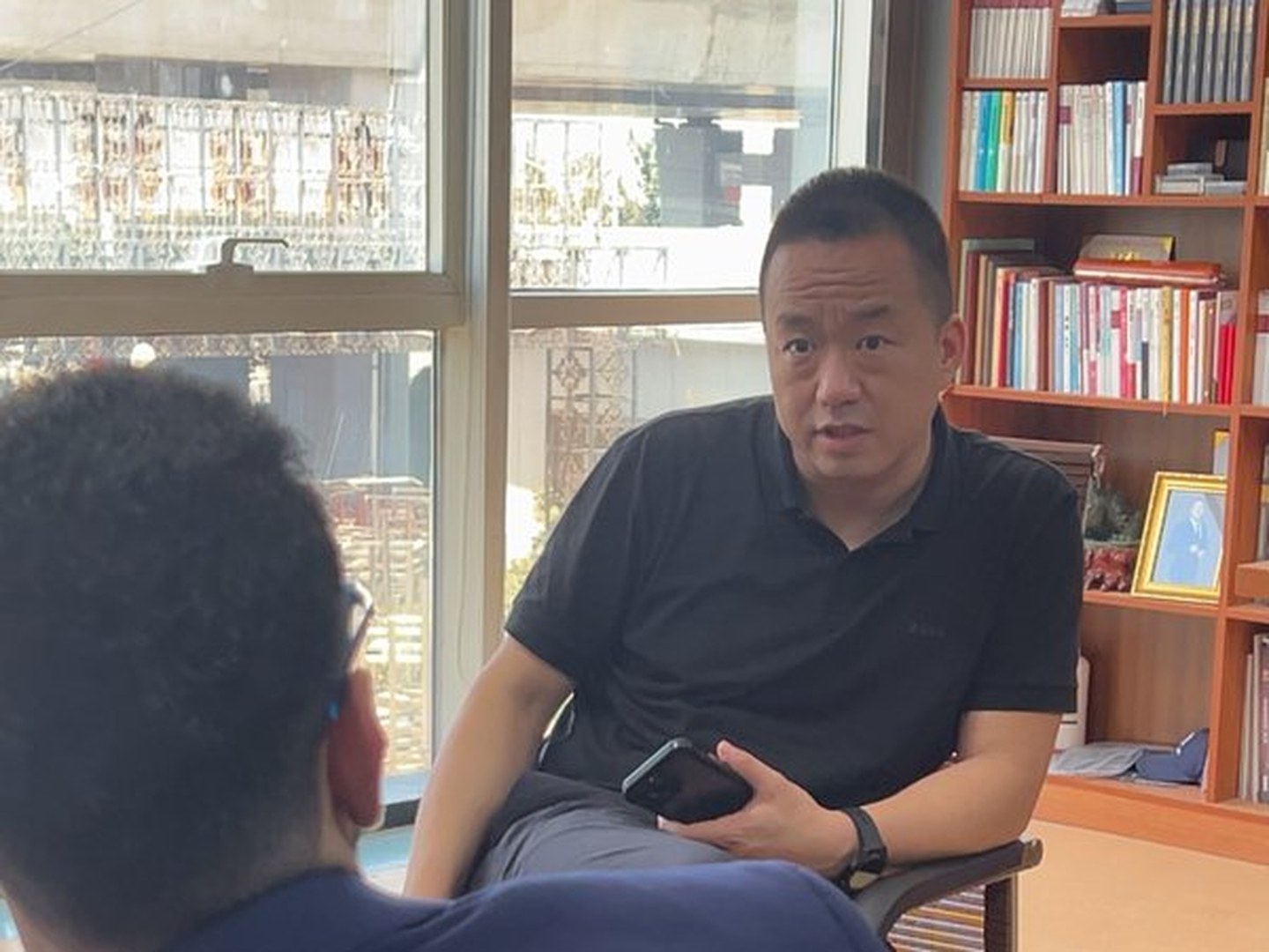 峰哥在书架前和外贸同行交流短视频为什么不被推荐的常见原因