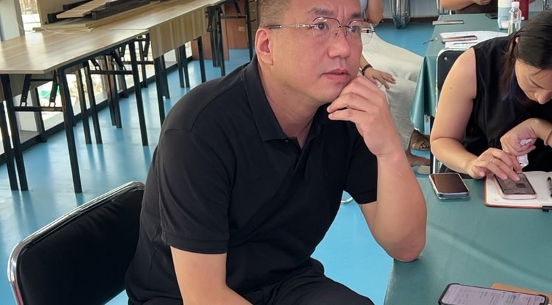 培训现场峰哥托腮专注听讲思考