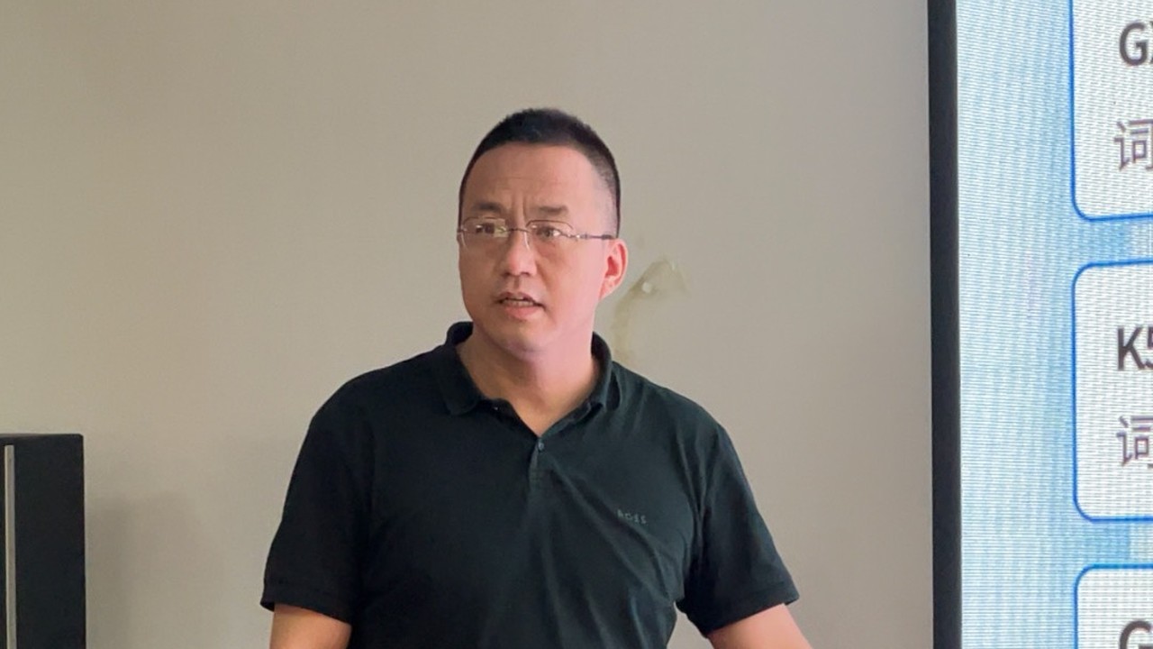 峰哥在培训现场讲解外贸账号定位与人设打造