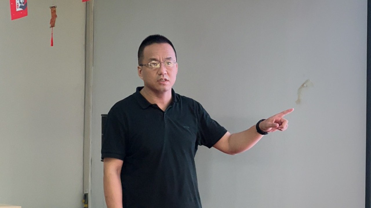 峰哥在培训现场讲解外贸社媒主页简介的写法