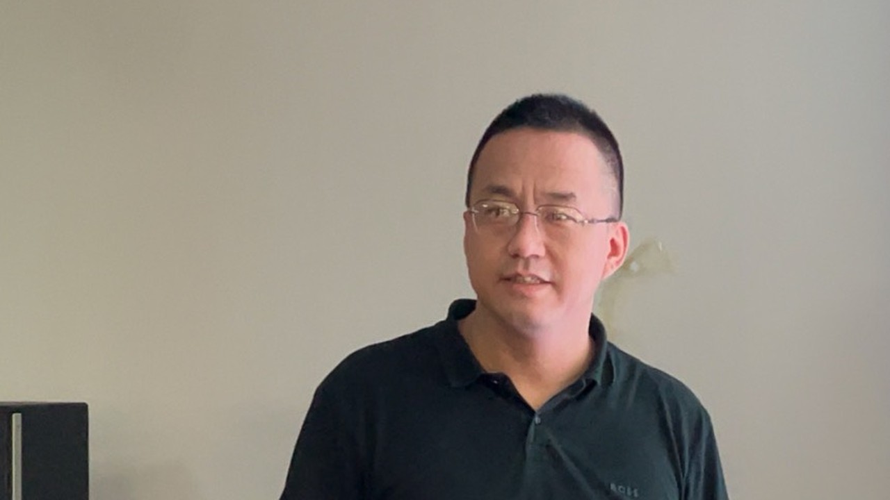 峰哥在培训课堂上讲解TikTok和Facebook短视频发布时间的排期方法