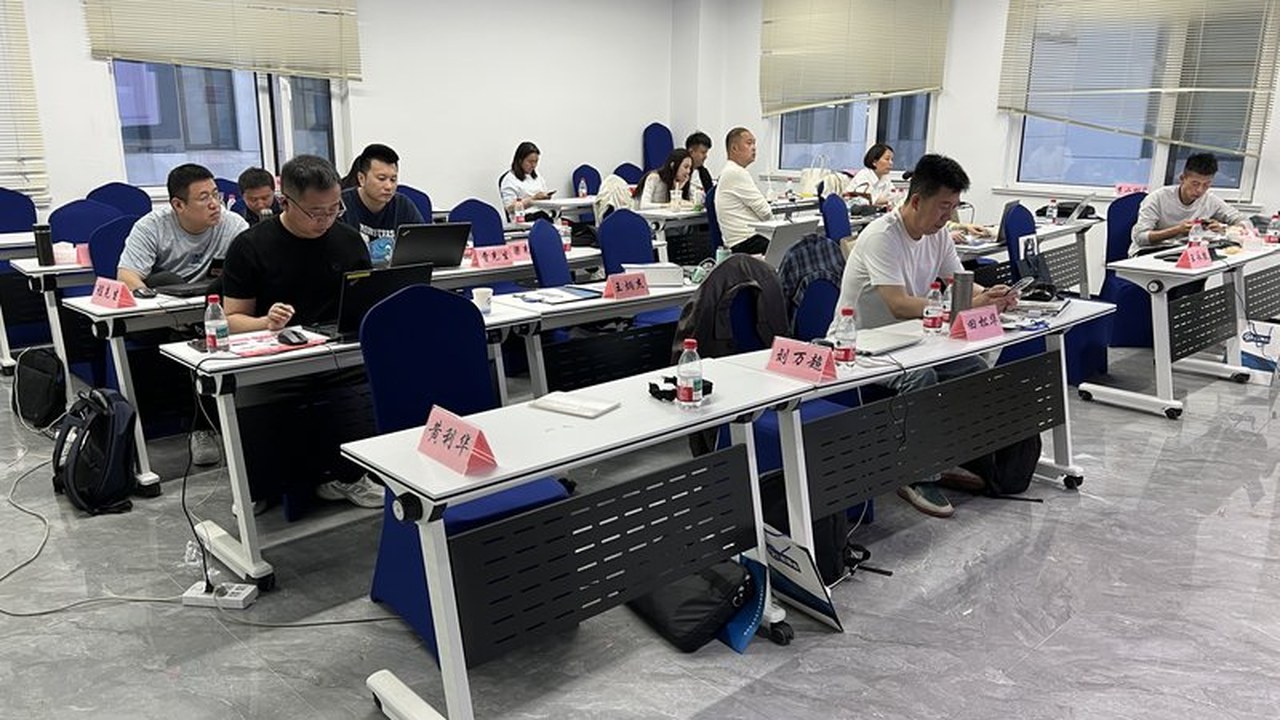 外贸社媒团队在培训课堂上共同学习TikTok和Facebook获客的分工协作方法