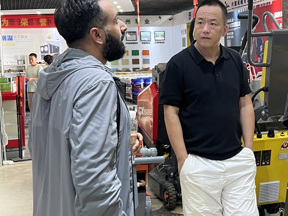 峰哥在设备展厅现场给海外客户讲解研磨机