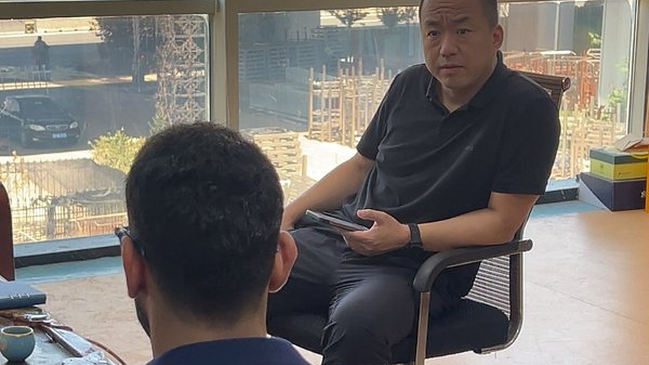 峰哥在会客区与客户一对一洽谈外贸订单