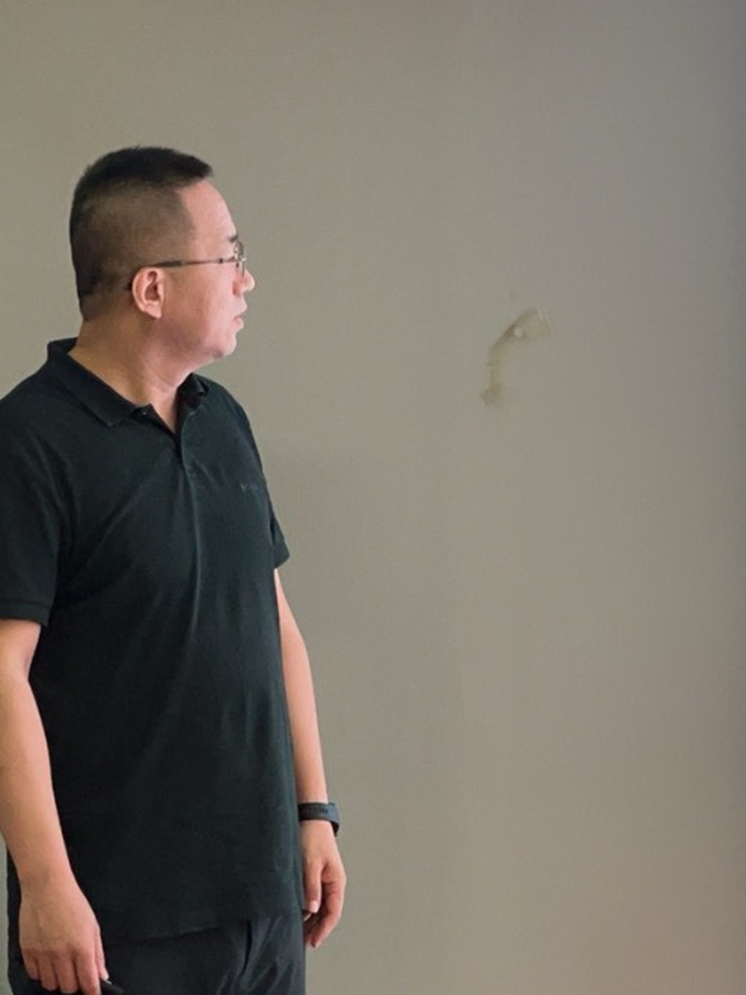 峰哥侧身讲解短视频口播选题方法