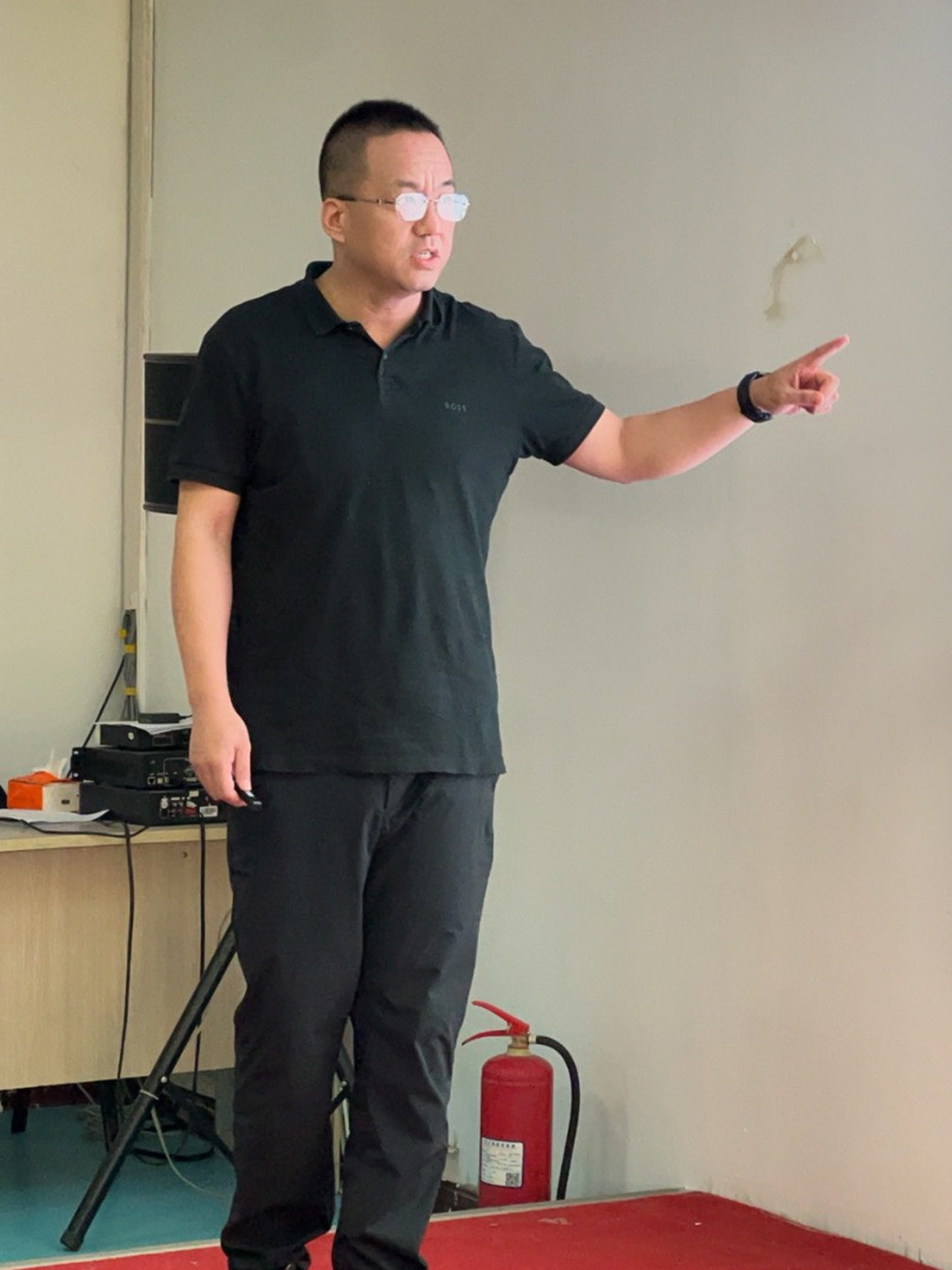 峰哥在培训中讲解TikTok和Facebook标题的不同处理