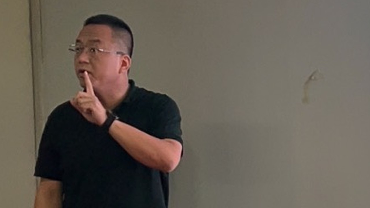 峰哥在培训现场讲解外贸短视频标题的写法