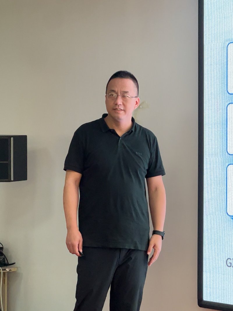 外贸推广讲师在培训现场授课，社媒外贸日常运营实战教学