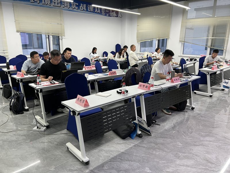 外贸社媒实战课现场，外贸学员系统学习TikTok和Facebook客户开发账号搭建与内容运营