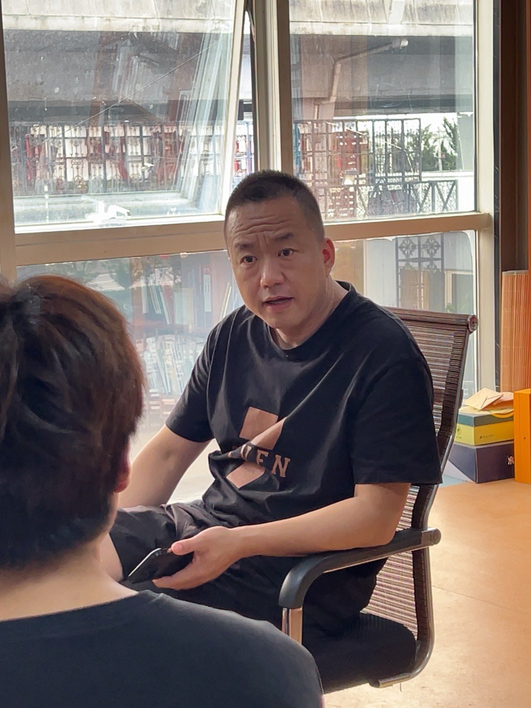 峰哥通过手机即时跟进TikTok和Facebook上的外贸询盘客户，报价后保持持续触达
