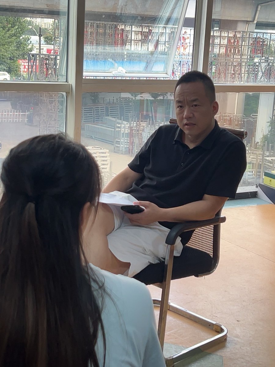 峰哥在一对一辅导中手持手机，为学员演示Facebook私信开发客户第一句话怎么说
