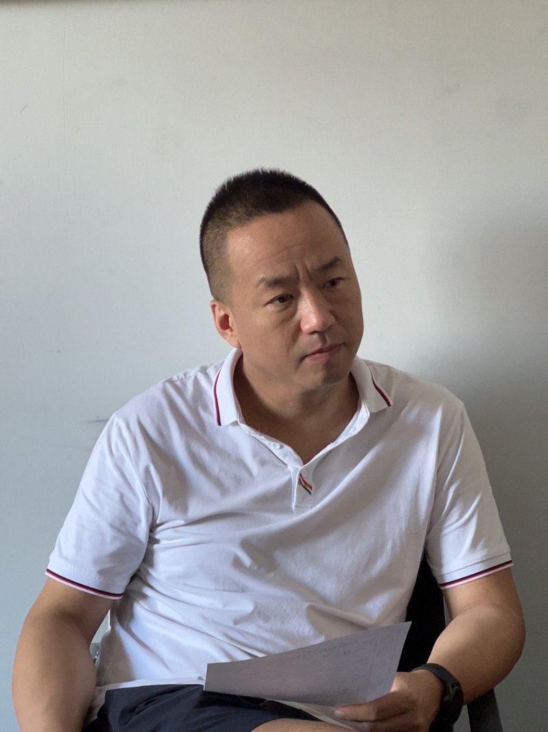 峰哥手持资料为外贸学员讲解报价单发出后的跟进节奏与价值补充方法
