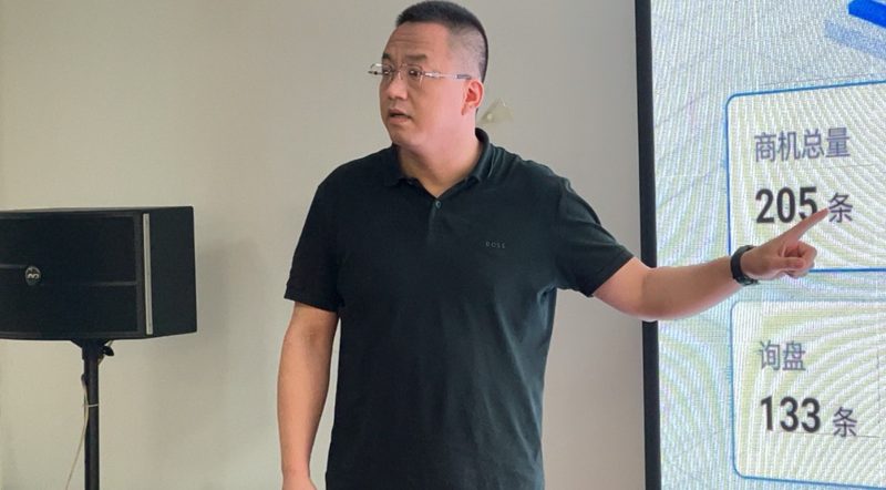 社媒营销培训现场，讲师正在讲解外贸获客数据