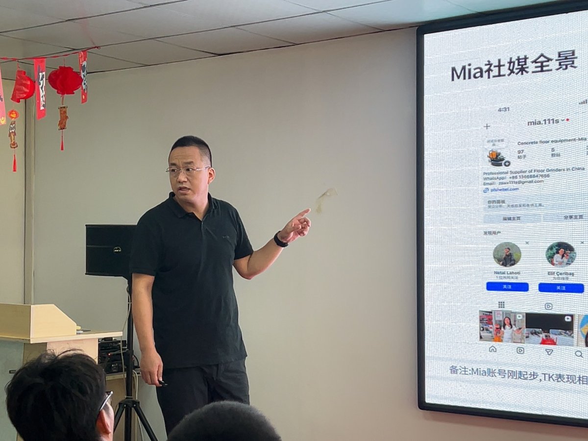 外贸推广培训现场，讲师正在讲解TikTok和Facebook日常运营策略