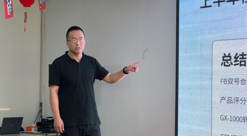 外贸培训现场，讲师正在拆解TikTok和Facebook社媒获客的实操方法