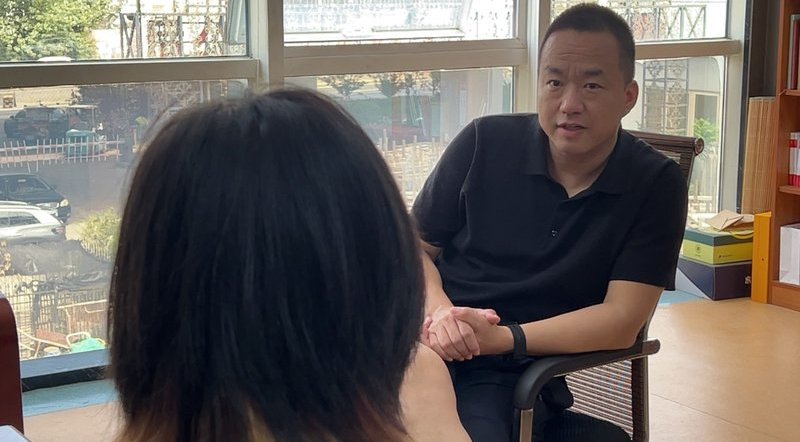 外贸人正在电脑前优化TikTok和Facebook短视频内容，提升海外客户询盘转化